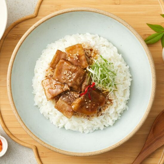 Рис Хэтбан со вкусом свиной грудинки в соевом соусе CJ, 319 г