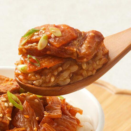 Рис Хэтбан со вкусом свинины гриль с кимчи CJ, 325 г