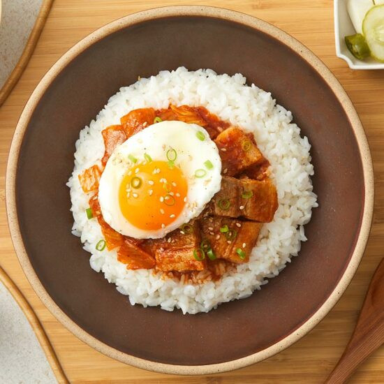 Рис Хэтбан со вкусом свинины гриль с кимчи CJ, 325 г